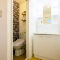 Phòng 305, nhà vệ sinh và bồn rửa.