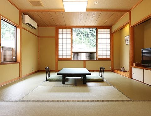 Satsu Onsen: Kameya, an Inn with an Indoor Bath Scented by the Sea Breeze