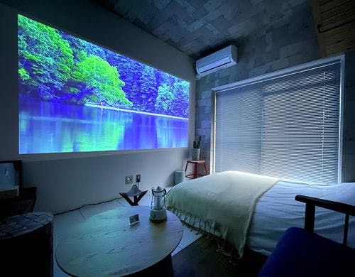 大画面プロジェクターで至福ステイ！
