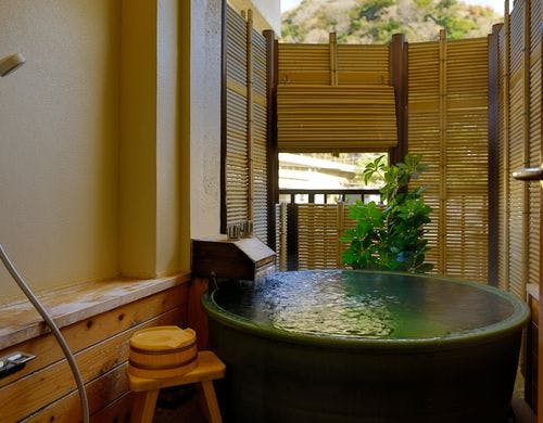 ペット不可◆川側8畳｜半露天風呂付き和室