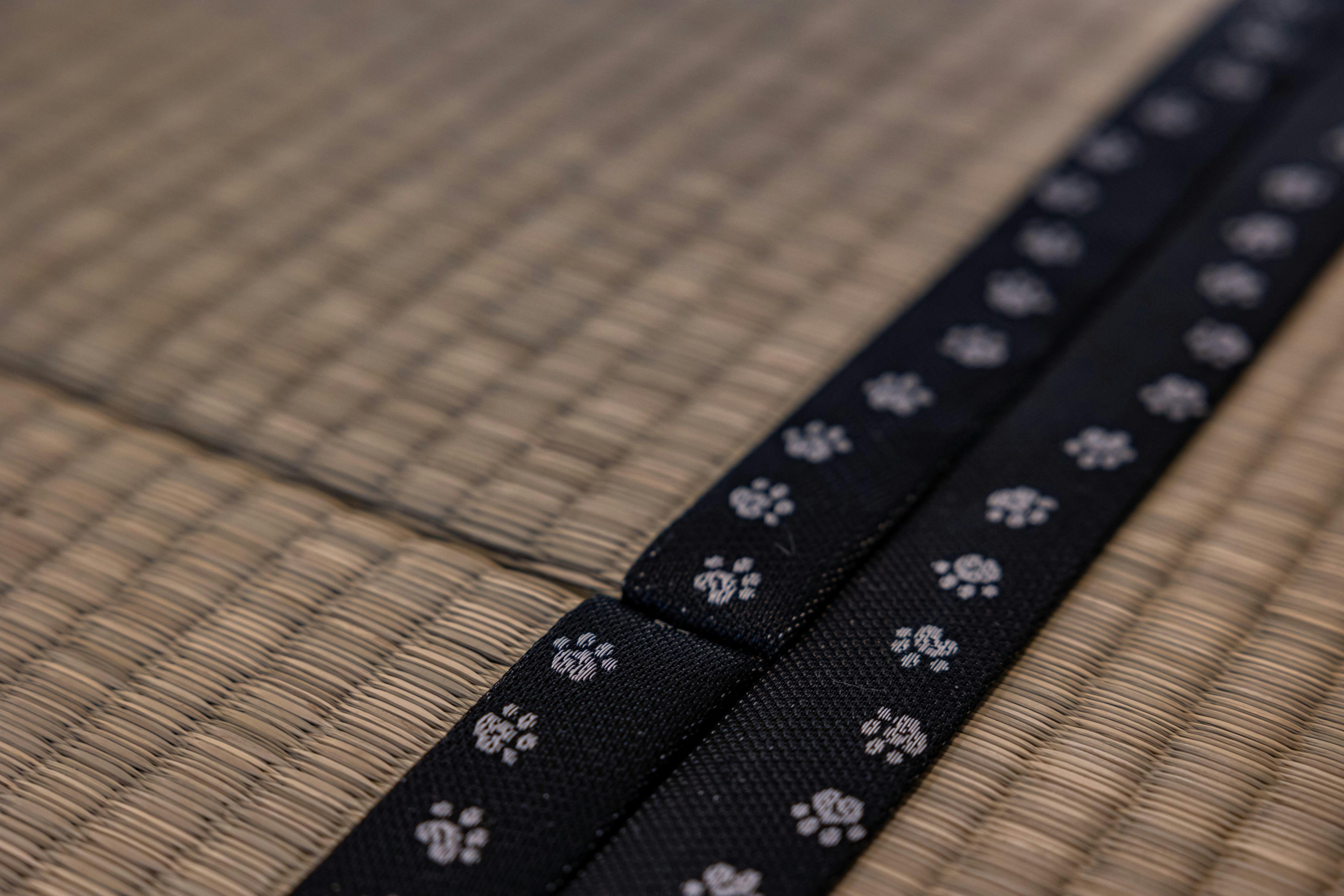 รอยเท้าน่ารักของแมวบนเสื่อทาทามิ