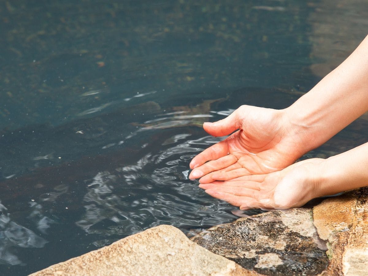 ผิวเรียบเนียนด้วยน้ำพุร้อนอัลคาไลน์แบบง่าย