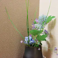 มีของตกแต่งอยู่ตามจุดต่าง ๆ ภายในอาคาร