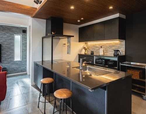 高い天井の開放的なリビングです。