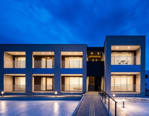 ホテル正面前景（日暮れ）