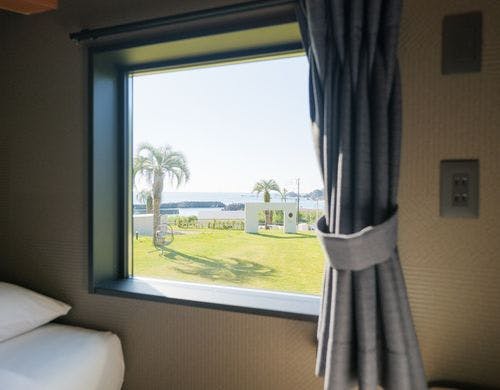 部屋の窓から海を望むことができます♪