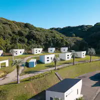 วิลล่าส่วนตัวแบบแยกหลังทุกหลังตั้งอยู่ท่ามกลางวิวทิวทัศน์ที่งดงาม