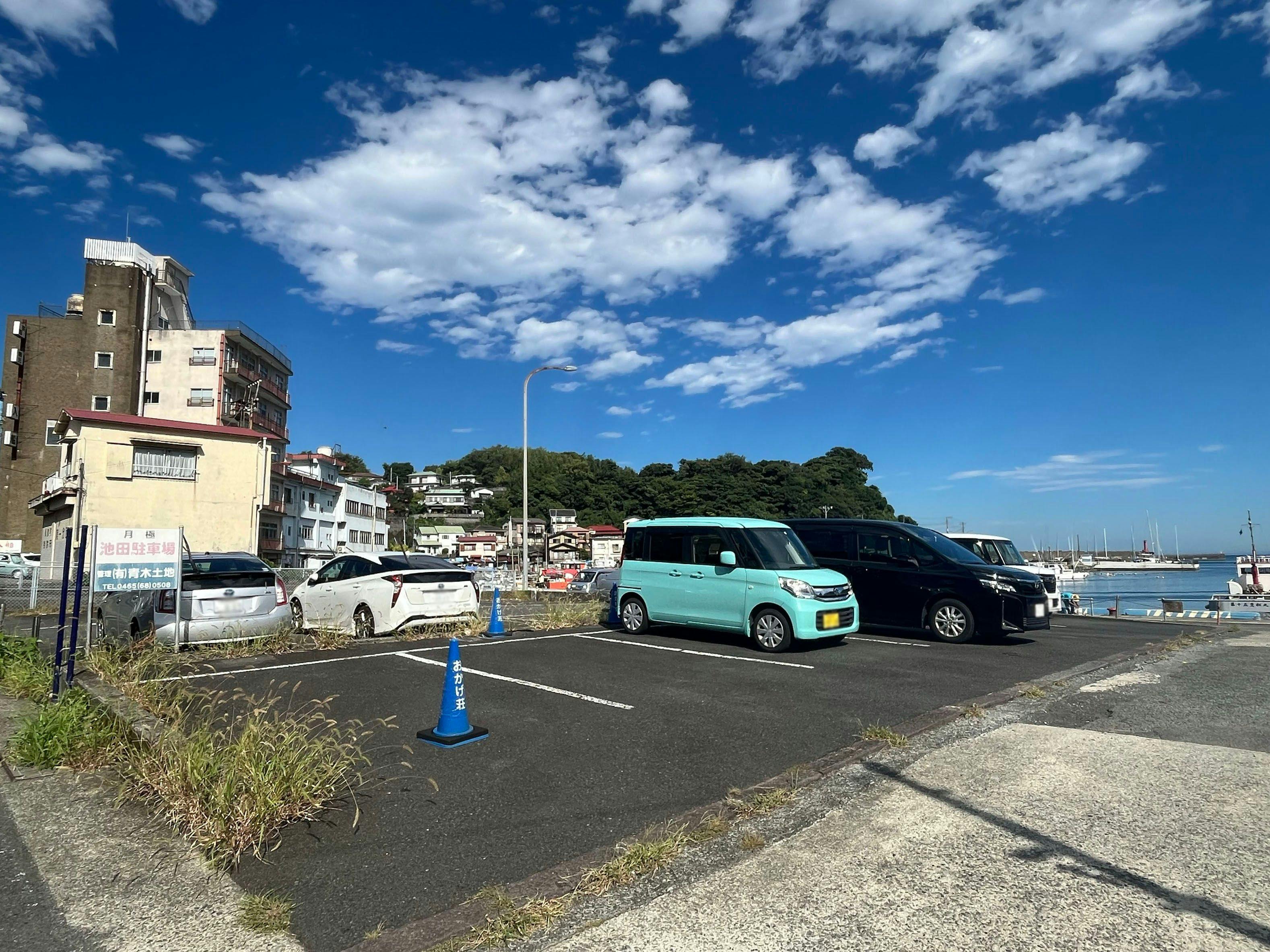 มีที่จอดรถฟรีสองคันอยู่หน้าทะเล