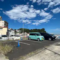 มีที่จอดรถฟรีสองคันอยู่หน้าทะเล