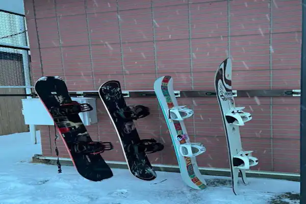 Simpanan ski dan papan salji