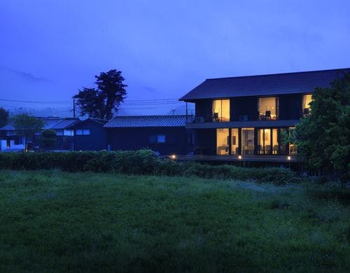 新館　部屋貸し　外観（夜）