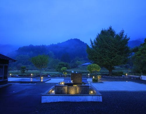 本館　庭（夜）