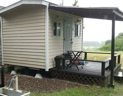 定員4名の約5畳のコテージの外観