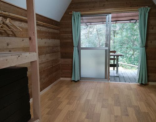 バンガロー室内4.5畳（デッキ付き）