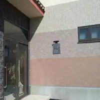 ทางเข้าด้านหน้าของสิ่งอำนวยความสะดวก