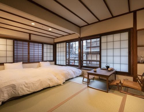 窓の外は人々が行きかう大通り