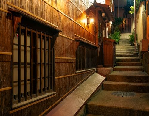 お部屋へは路地の階段を上った入口から