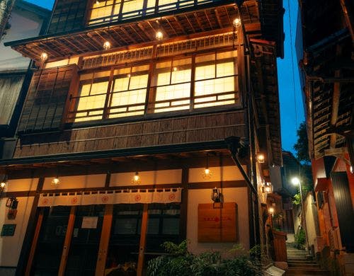 お部屋へは路地の階段を上がった入口から