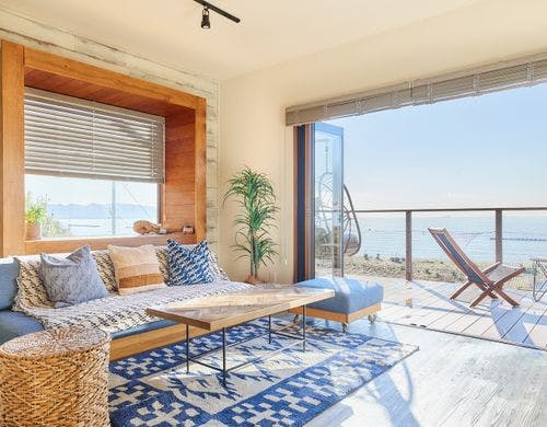 目の前の海が一望のリビング