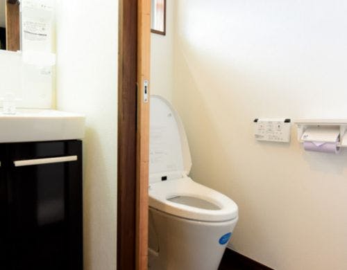 トレーラーハウスの洗面台とお手洗いです。