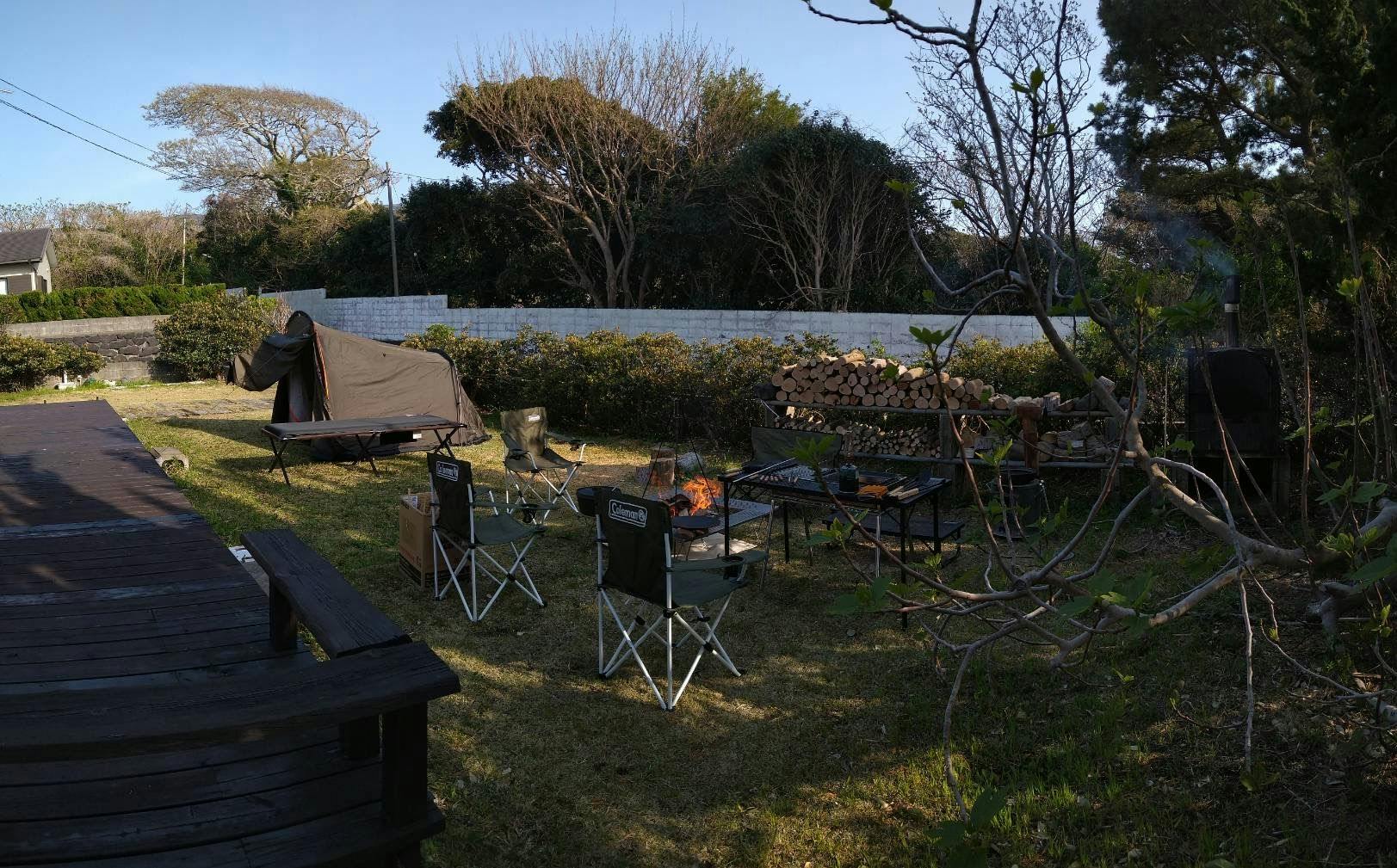 정원에서 바비큐와 모닥불을 즐기실 수 있습니다.