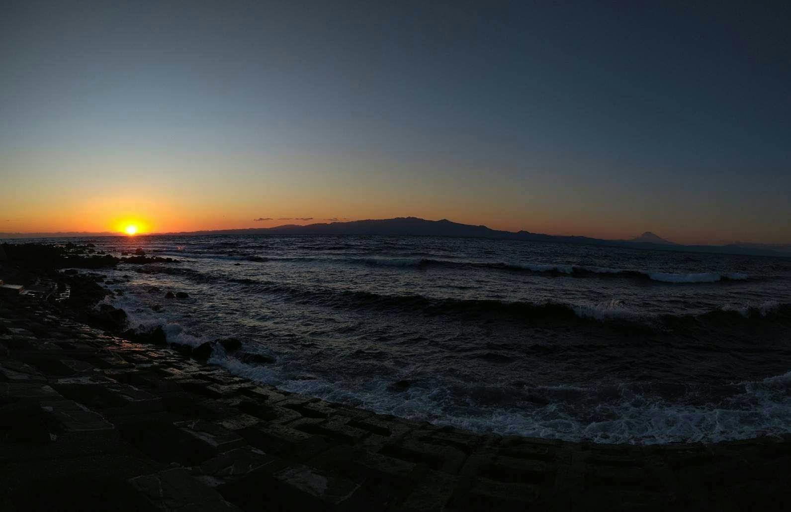 정원에서 바다로 지는 석양을 감상할 수 있습니다.