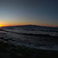 정원에서 바다로 지는 석양을 감상할 수 있습니다.