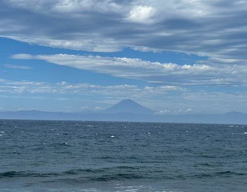 海から臨む富士山