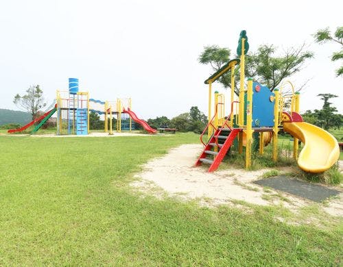 子供用と幼児用の２種類の遊具がございます