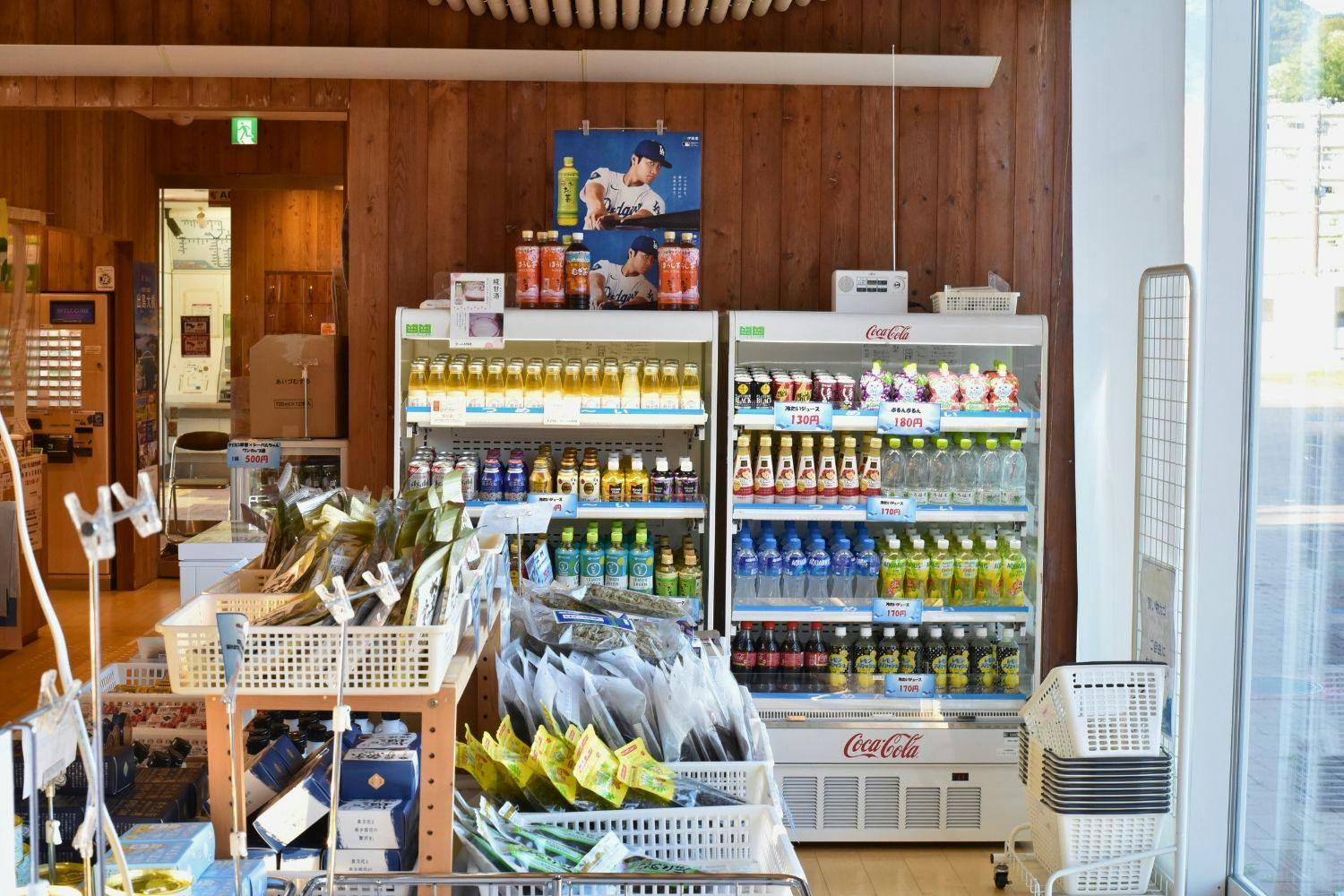 Toko suvenir juga menjual minuman beralkohol.