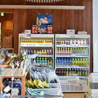 Toko suvenir juga menjual minuman beralkohol.