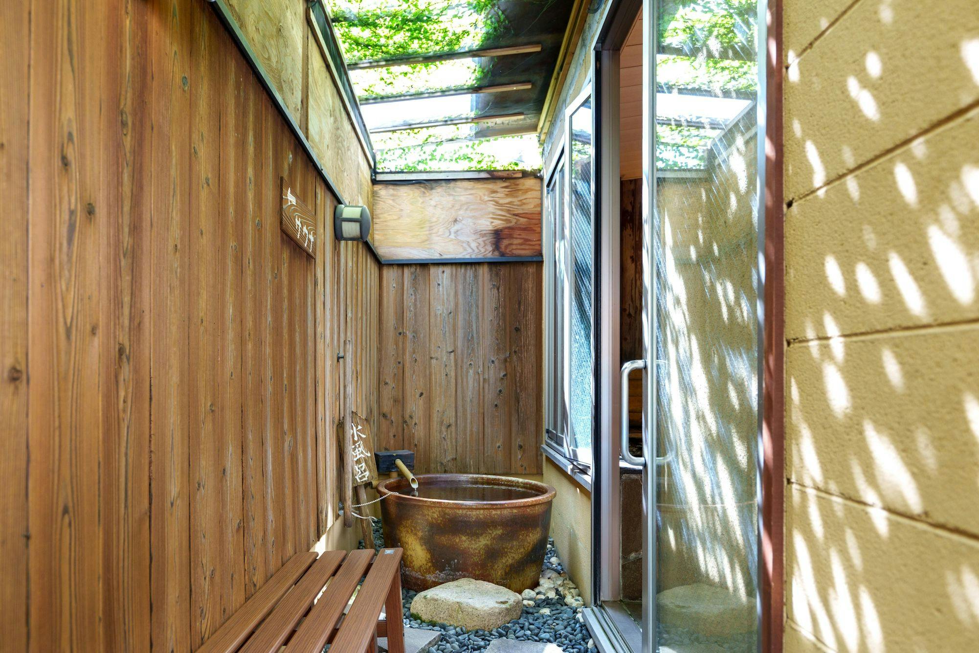 Tempat mandi awam berkongsi di tingkat 1: sauna & kolam air sejuk