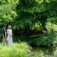 周辺にはきれいな小川が流れています。