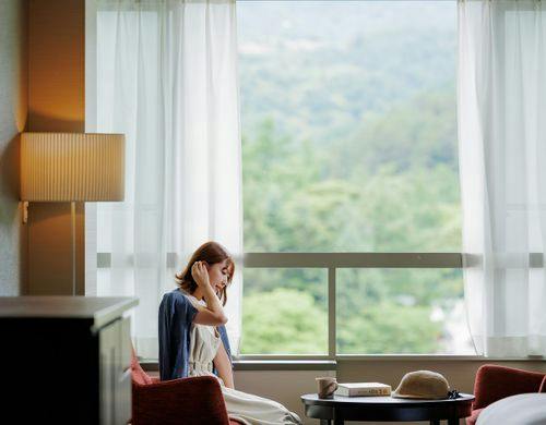 窓の向こうに広がる四季の景色。