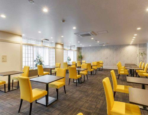 お食事会場はロビー奥にございます。
