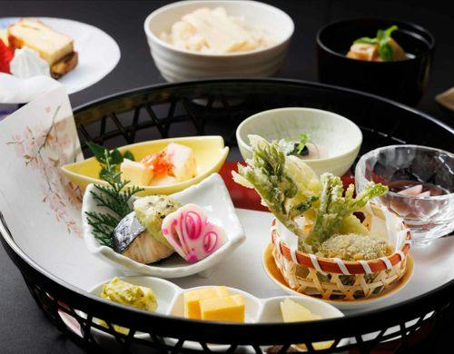 前菜一例：旬菜焼き八寸