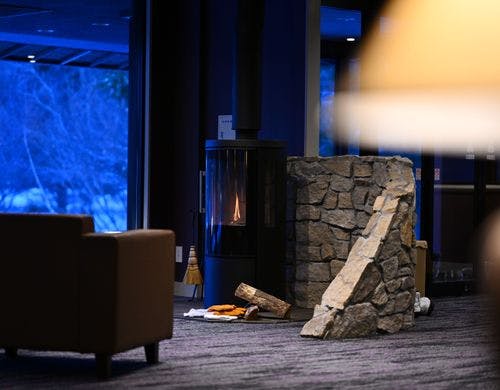 ロビーを暖める優しい暖炉