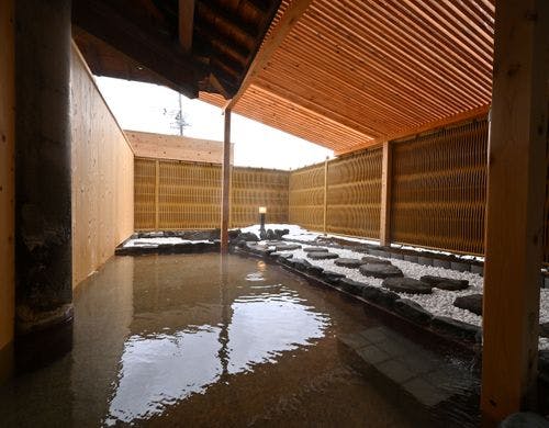 源泉かけ流しの露天風呂