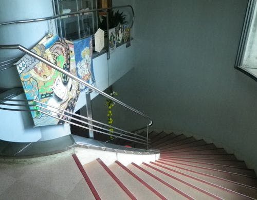 螺旋階段から２階へおあがり下さい