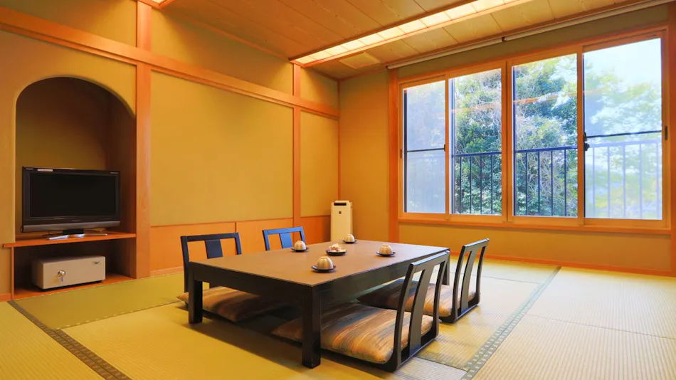 Accommodation of Ocean Breeze and Sunlight Filtering Through Trees Fujiwara