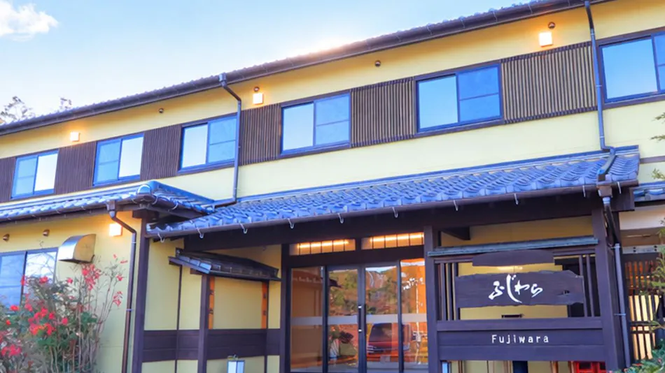 Accommodation of Ocean Breeze and Sunlight Filtering Through Trees Fujiwara