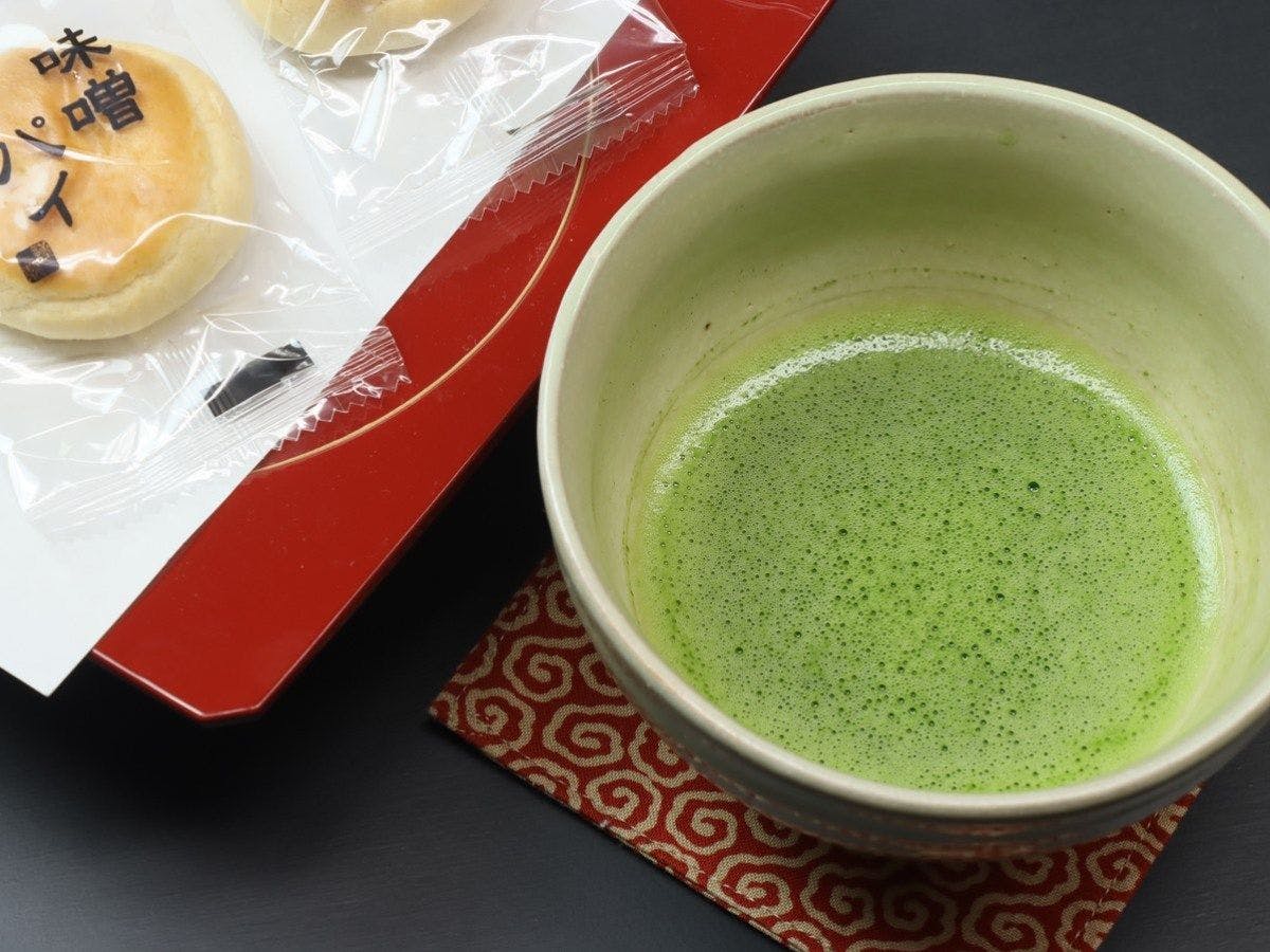 ชาเขียวมัทฉะที่เพิ่งชงใหม่