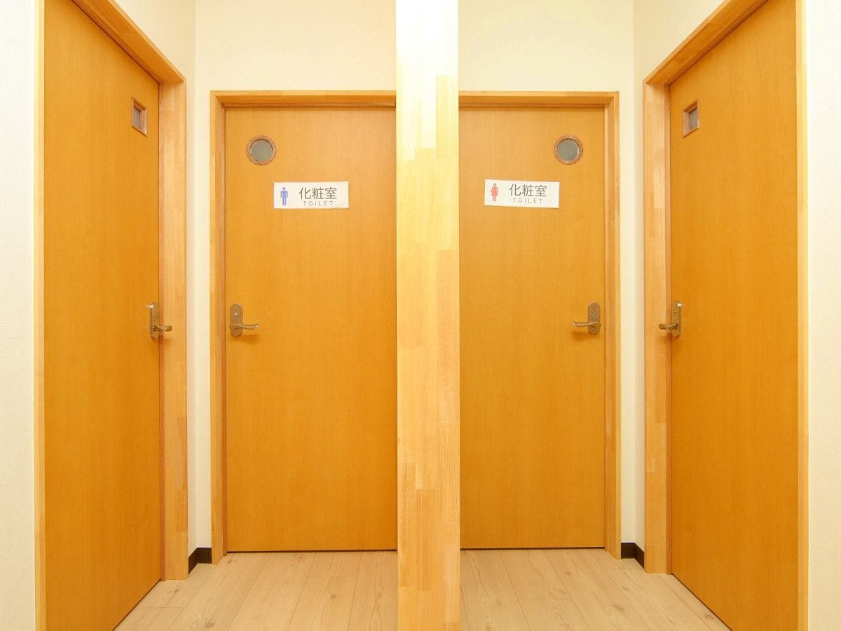 ห้องอาบน้ำและห้องสุขาในอาคารหลัก