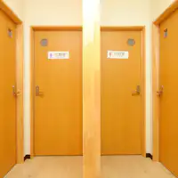 ห้องอาบน้ำและห้องสุขาในอาคารหลัก