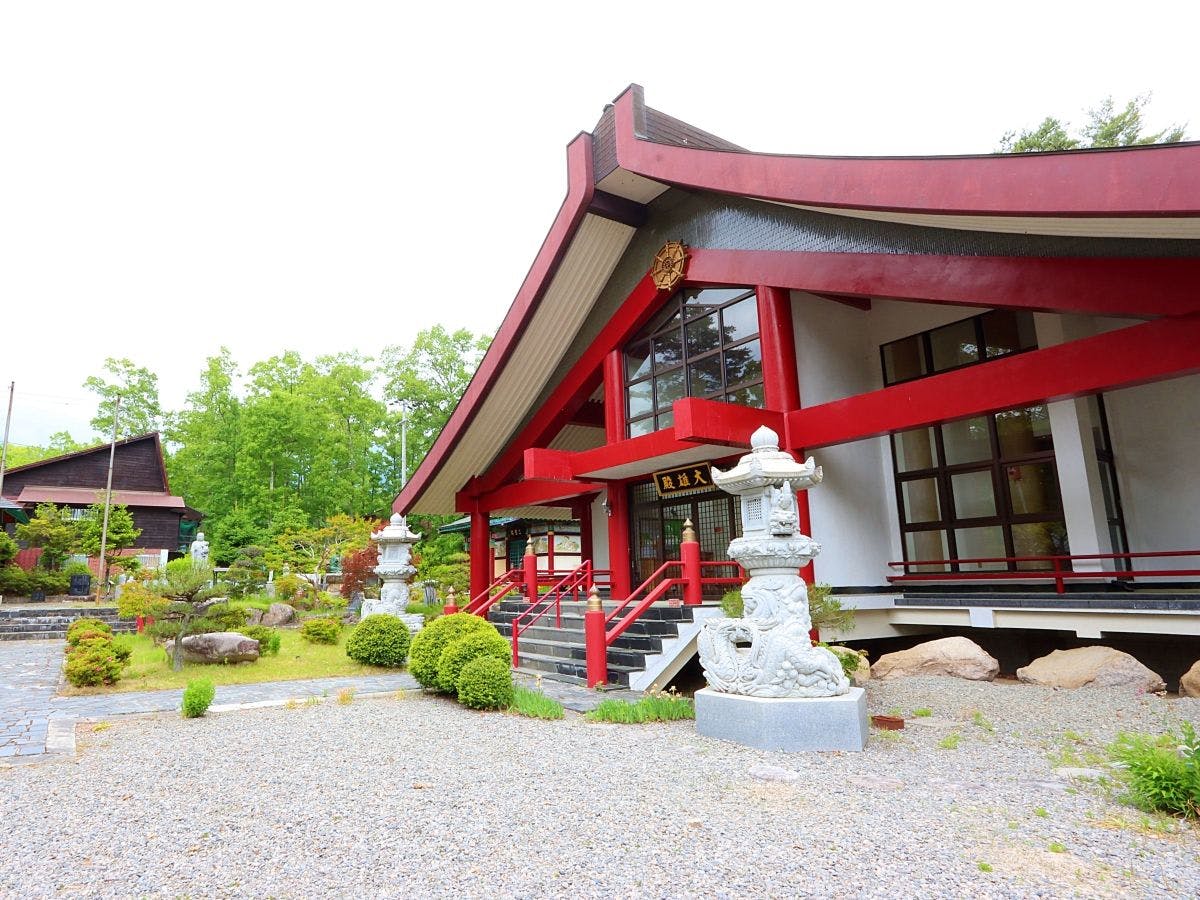 พระอุโบสถและวิหารใหญ่ใจกลางวัดคงโกจิ