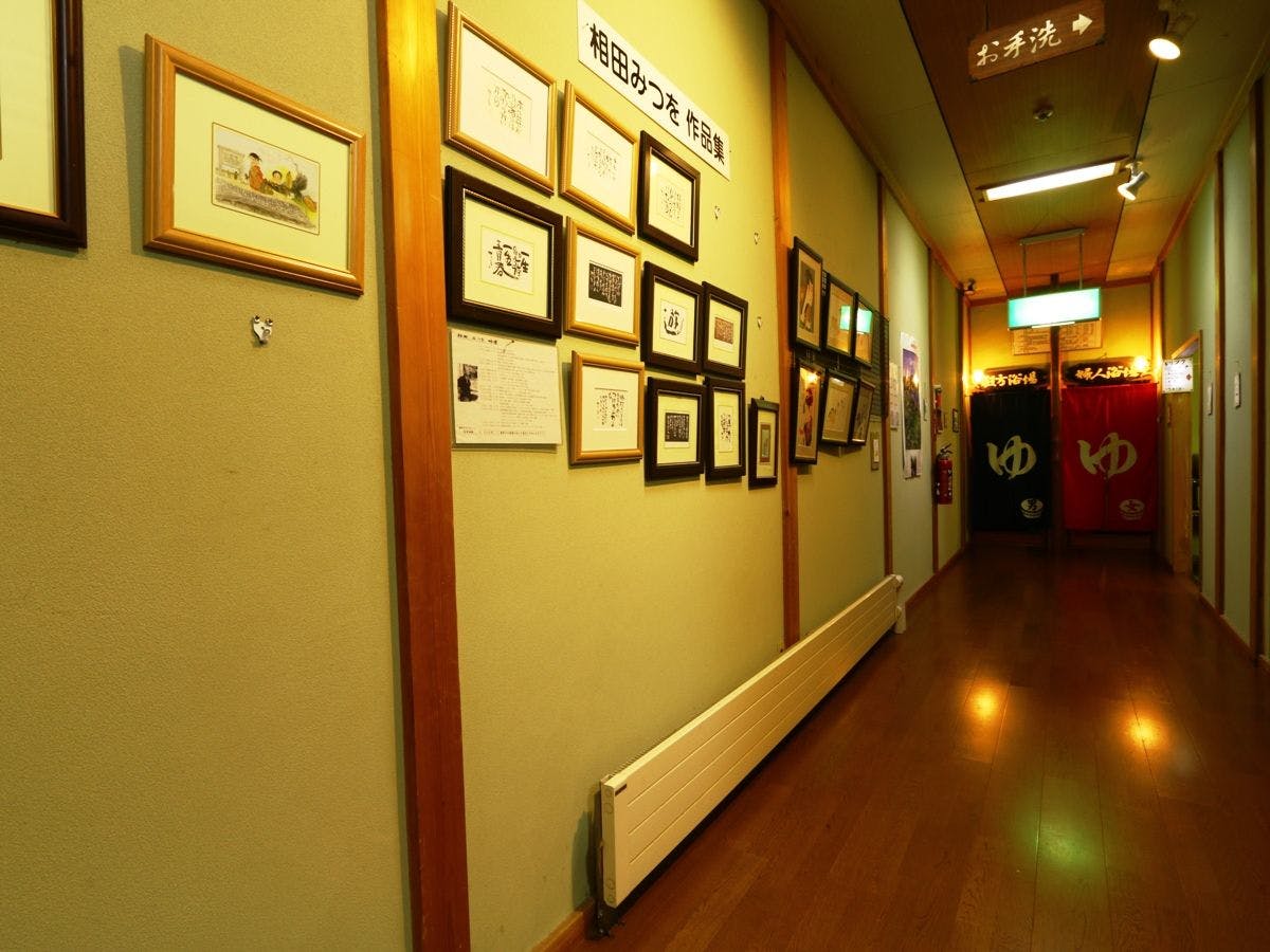 ทางเดินไปยังอ่างอาบน้ำในร่ม