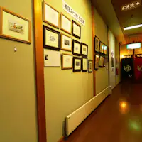 ทางเดินไปยังอ่างอาบน้ำในร่ม