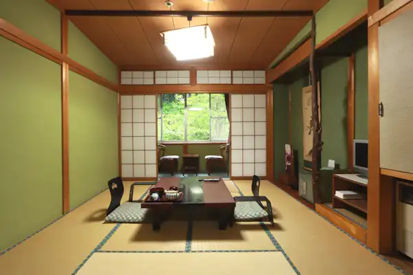 ห้องพักแบบญี่ปุ่น 8 เสื่อทาทามิ พร้อมห้องน้ำและห้องสุขา สำหรับ 1-4 ท่าน