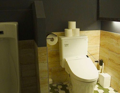 大きな鏡と男性用小便器完備
