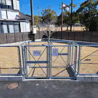 ลานวิ่งเล่นสำหรับสุนัขกว้างขวางพร้อมหญ้าธรรมชาติ♪